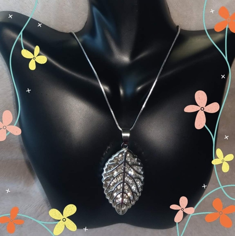 Necklace 🍁  ***NEW 3D Leaf